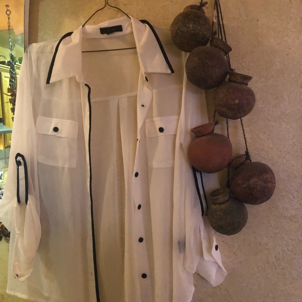 WHITE & BLACK BUTTON DOWN